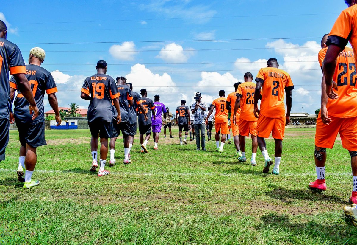 Pro Footballers United – Teams Walk Out